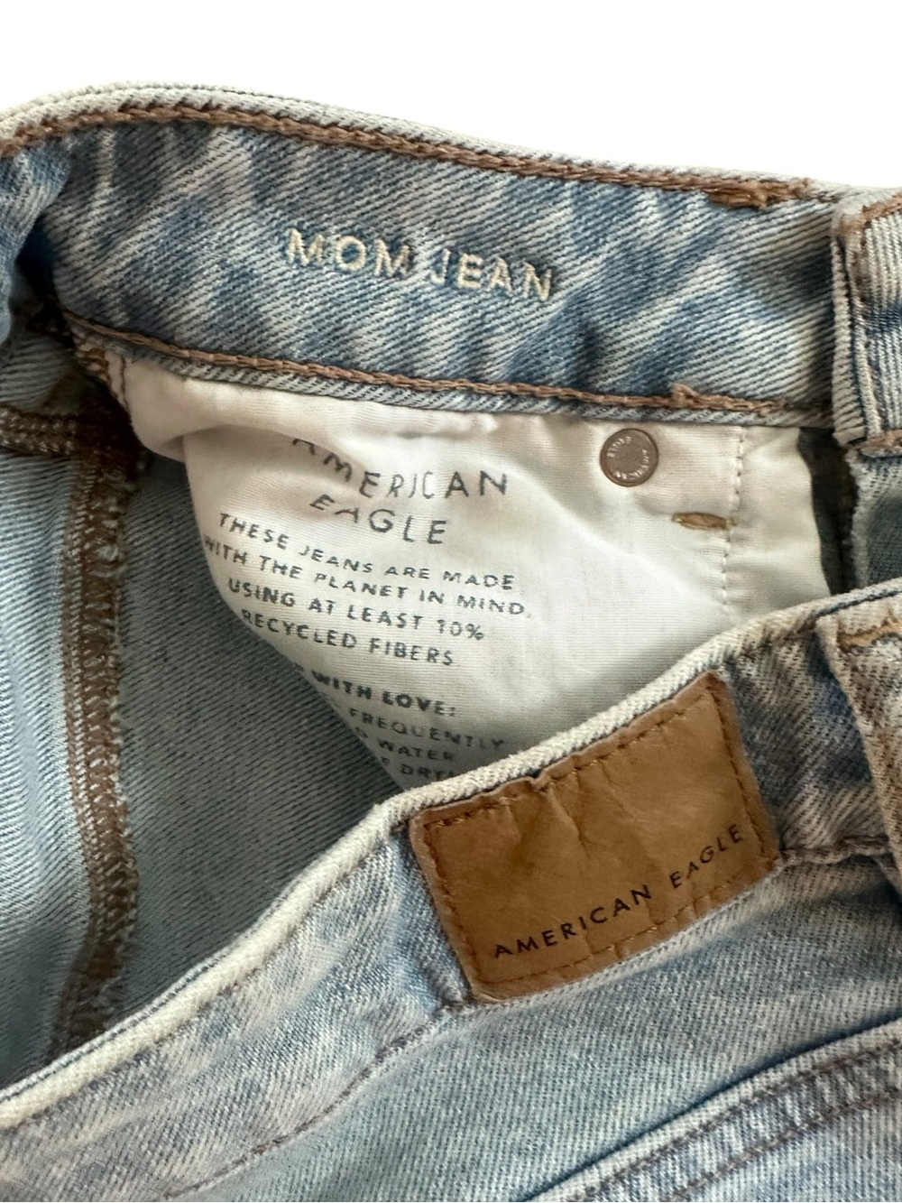 American Eagle Strigid light wash Mom Jeans size 2 regular - Picture 5 of 7